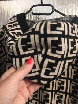 NOVÝ FENDI damsky svetrik z kapucnickou L - 10