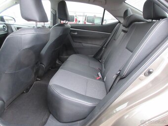 Toyota Corolla sedan - 10