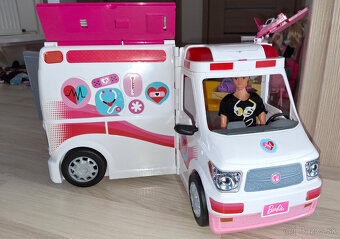 Barbie domček, sanitka, auto + príslušenstvo - 10