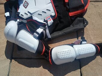 Celotelový chránič Shot - 10