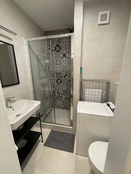 Kompletne zariadená garsónka s balkónom na Nivách vrátane en - 10