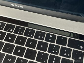 MacBook Pro 2018 15", 16GB RAM, 256GB SSD - 10