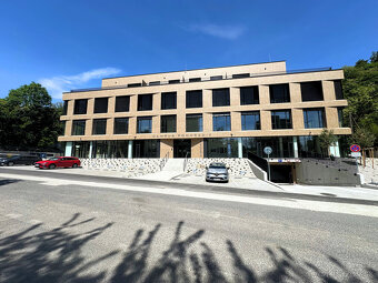 Prenájom prestížneho showroom priestoru 251m² (prízemie) na - 10