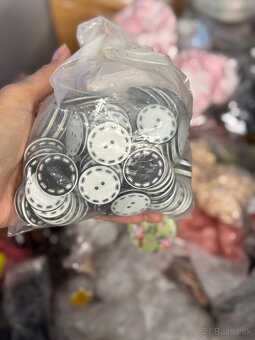 Gombíky - mix farieb, cela krabica - 10