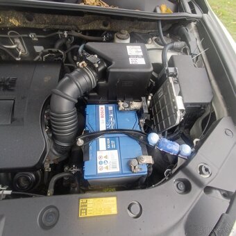 Predám Toyota RAV4 2,0 benzín 116kw 4x4 , biela perleť - 10