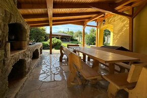 | rodinný dom s bazénom a nádherným pozemkom pod vinohradmi - 10