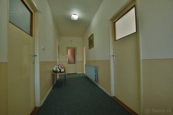 Ponúkame na predaj rodinný dom s garážou a veľkým pozemkom v - 10