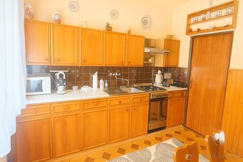 Priestranný rodinný dom na predaj v obci Báč - 10