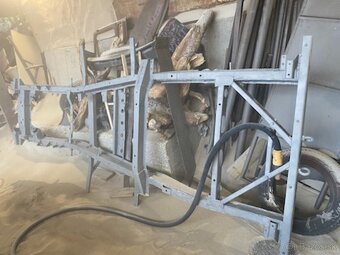 Predám karosériu a rám GAZ 69 - 10