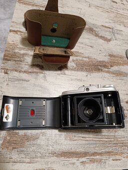 Starožitnosti -vazy,knihy, fotoaparát - 10