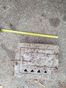 Staré masívne dvierka na pec - 10