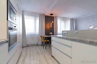 NA PREDAJ 3 IZBOVÝ BYT S VEĽKOU LODŽIOU PO KOMPLETNEJ REKONŠ - 10