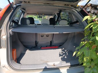 Nissan Almera Tino - 10