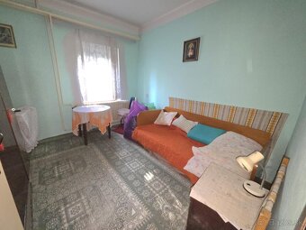 PREDAJ poschodový dom v obci Pastovce s pekným pozemkom - 10