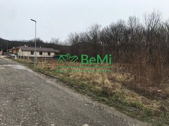 Pozemok Štitáre (800 m2) ,v slepej uličke pod lesom,všetky - 10