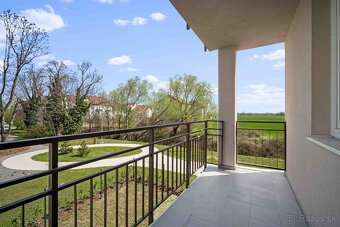 Štýlový 3-izbový byt so zariadením, loggiou a balkónom - 10