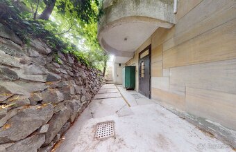 Na prenájom zrekonštuovaný priestor vo výbornej lokalite v c - 10