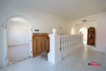 Výnimočný rodinný dom s jedinečným potenciálom v centre Leví - 10