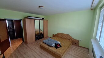 Predaj-čiastočne prerobený 3 izbový veľký byt s loggiou v KN - 10