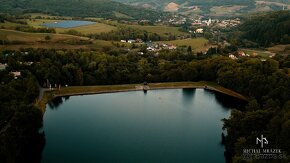 NOVÁ CENA Ponúkame Vám na predaj slnečný stavebný pozemok v - 10