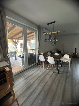 Moderný rodinný dom s veľkou terasou a bazénom - 10