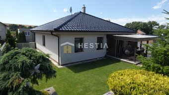 Krásny 5 izb. dom so záhradou, garážou a bazénom v obci Letn - 10