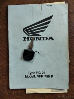 Honda VFR 750 F RC24 - 10