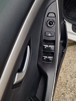 Hyundai i30 CW 1.6 CRDi 16V Style 94Kw AT6 SR - 10