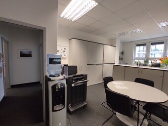 Administratívny celok 4 kancelárií 200m2, s terasou a parkov - 10