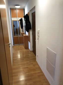 Predaj 2.5 izb. exkluzívny byt v centre BB s veľkou terasou - 10