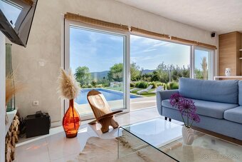 Luxusná vila s priestranným pozemkom a výhľadom na prírodné - 10