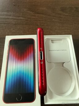 Predám Apple iPhone SE 2022 128GB RED Známky Opotrebovania - 10