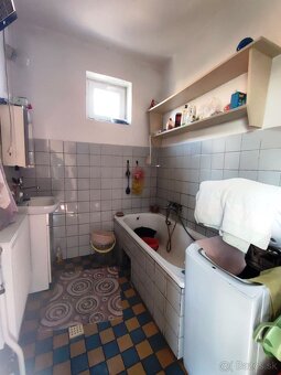 Predám priestranný RD s krásnym pozemkom okres Levice - 10