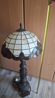 Tiffany štýl stojacia lampa – vitrážové sklo, kovová noha - 10