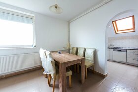 PEKNÝ POSCHODOVÝ RODINNÝ DOM - 10