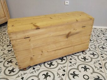 Starý, velký, dřevěný kufr, truhla po renovaci 2 - 10