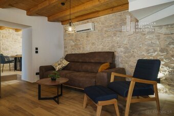 SRA | Nádherná kamenná vila s bazénom a vínnou pivnicou len - 10