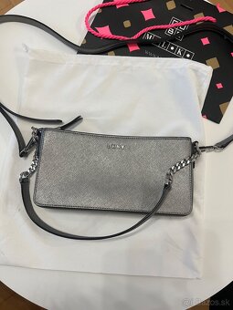 Strieborná crossbody DKNY kabelka - 10