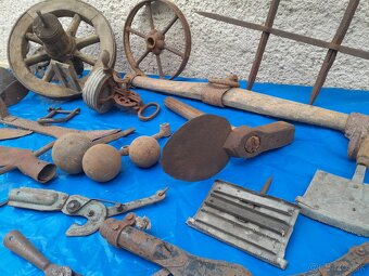 Staré historické ,rustikálne, kované náradie a pomôcky. - 10