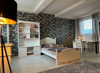 Predaj priestranného 4-izbového rodinného domu v stredomo - 10