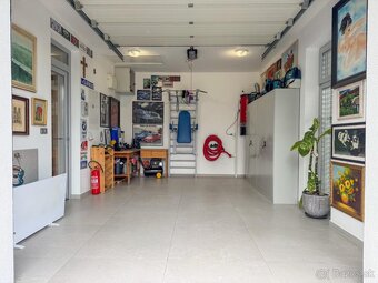 Domov v oáze pokoja s udržiavaným pozemkom 4348 m2 v MA - 10