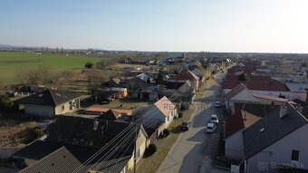 Pôvodný rodinný dom v Gajaroch s priestranným pozemkom - 10