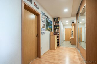 Priestranný 3i byt s balkónom a lodžiou na predaj vo Vrakuni - 10