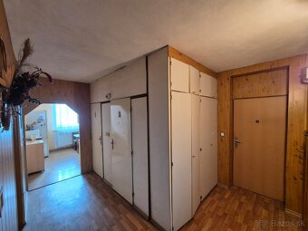 Na predaj priestranný 3-izbový byt s garážou, obec Koš (okre - 10