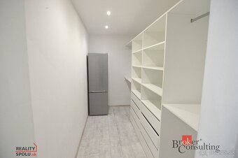 Na predaj 2-izbový byt + 2 parkovacie miesta vo výbornej lok - 10