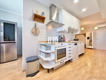 CENTRUM MESTA - útulný zariadený veľký 3i byt - 10