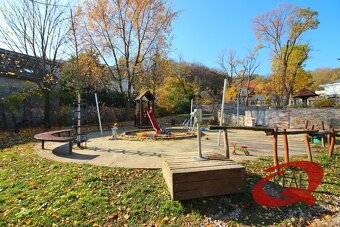 POZEMOK SO STAVEBNÝM POVOLENÍM V TICHEJ ČASTI DÚBRAVKY - 10