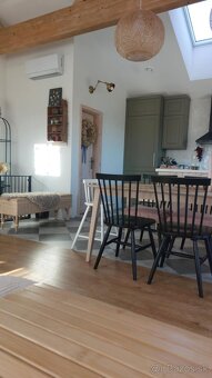 Štýlové čierne drevené jedálenské stoličky RIANO - 10