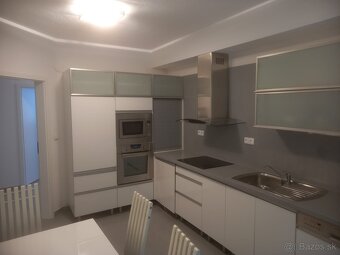PONÚKAME NA DLHODOBÝ PRENÁJOM 3-izbový byt s 80 m2 terasou - 10
