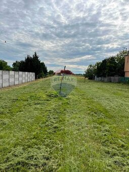 Stavebný pozemok pre rodinný dom/bytovú výstavbu - 2410 m2 - 10